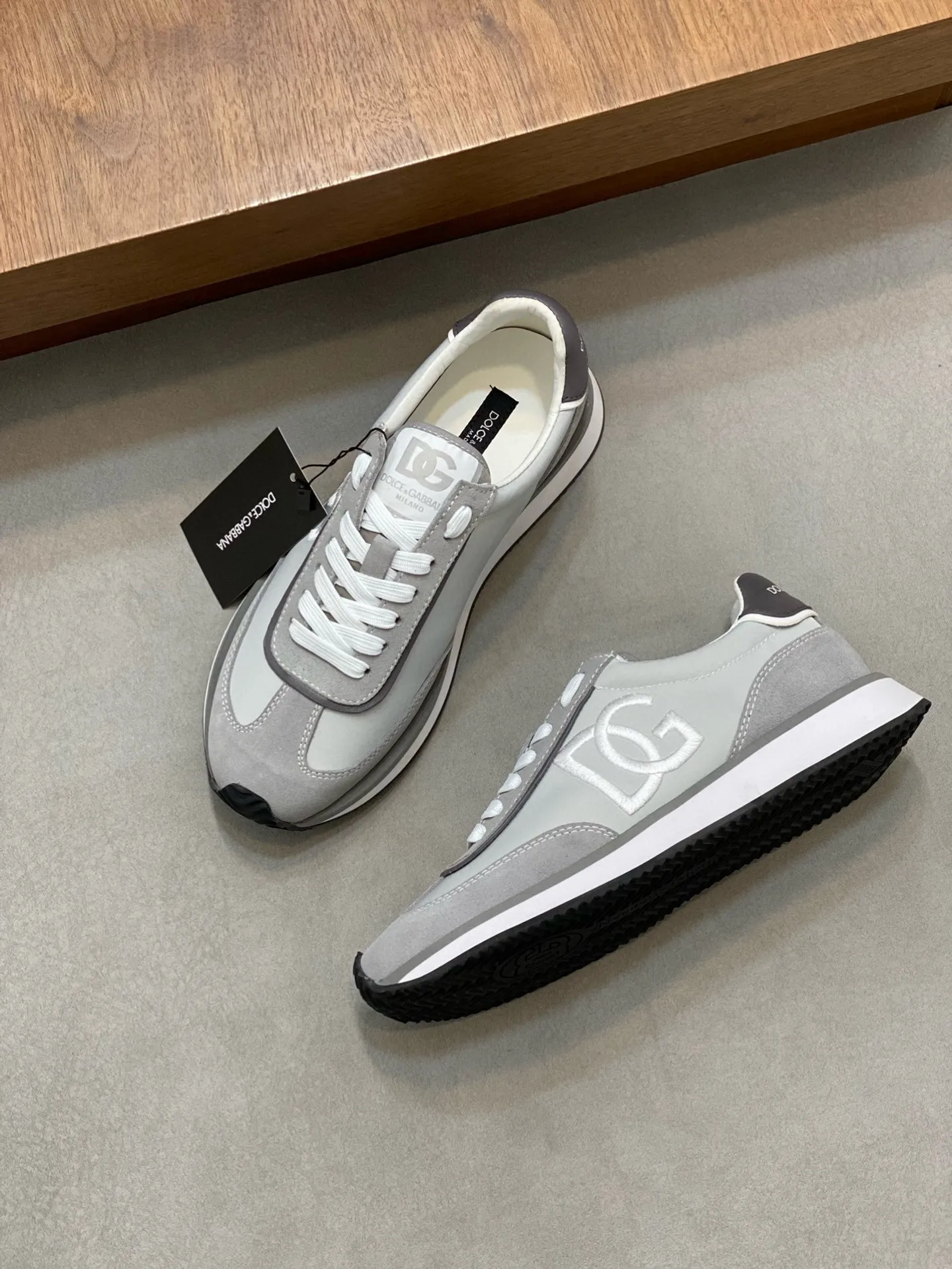 Factory price: 458💰••New products••Dolce&Gabbana••DG✔️High-end men's sports•casual shoes. Original goods from top counters. Original imported cowhide, multi-material splicing design ➕Imported cowhide lining, cowhide feet ➕Original TPR elastic outsole. Size: 39-44 (38, 45 customized)